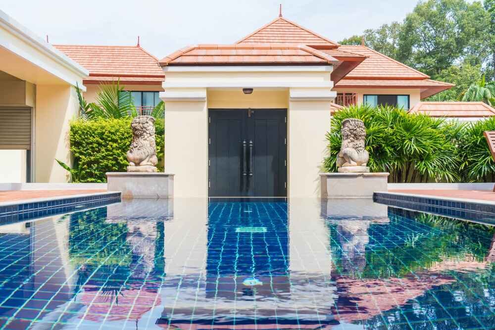 Massive Elizabeth Olsen House: Inside Look at the Actress' Luxurious 21st-Century Home - Celebrity Home - Homedecortoday Elizabeth Olsen's House Exterior