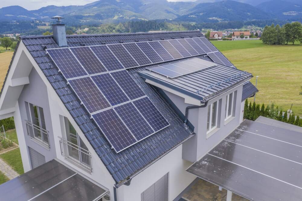 Massive Elizabeth Olsen House: Inside Look at the Actress' Luxurious 21st-Century Home - Celebrity Home - Homedecortoday Elizabeth Olsen's House Solar Panels