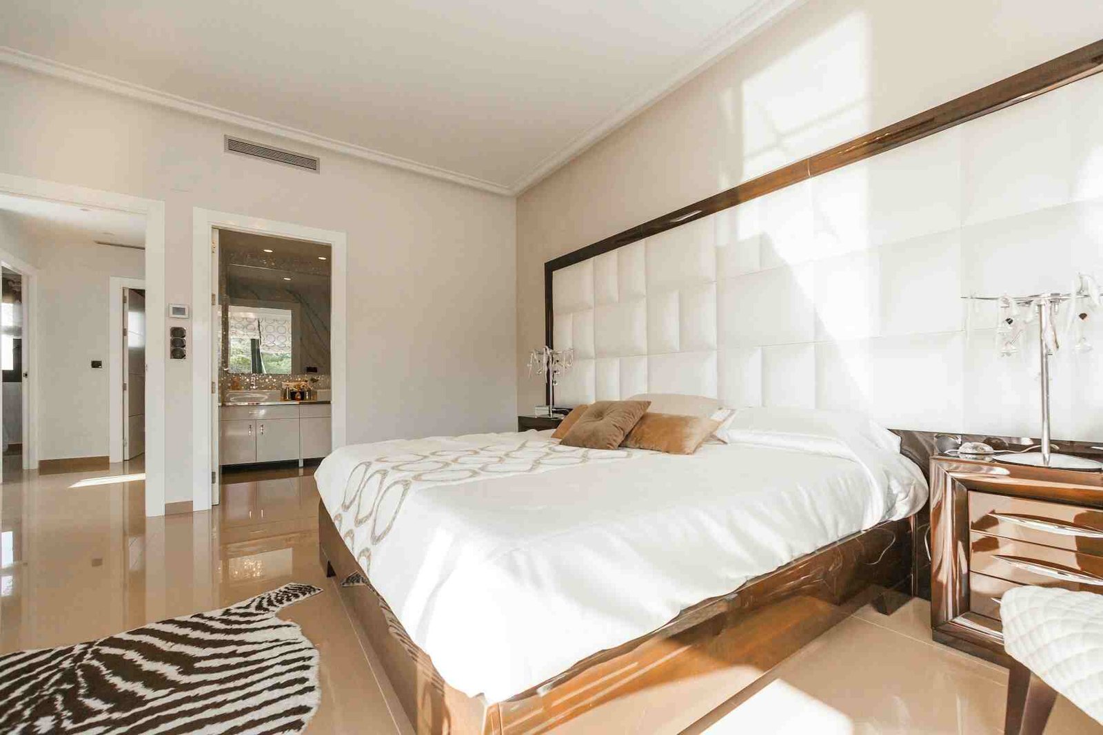 Ultimate Guide to Luxury Master Bedroom Designs: Photos, Ideas, and Elegant Interior Inspiration - Interior Design - Homedecortoday Choosing accents and artwork to elevate bedroom interiors