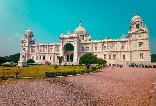 Tour the Lavish $33 Million Manny Khoshbin House In Newport Coast - Celebrity Home - Homedecortoday How does Manny Khoshbin's garage stand out