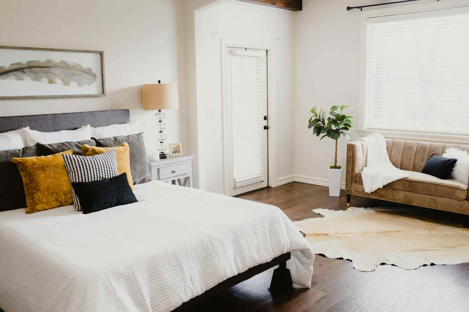 Ultimate Guide to Luxury Master Bedroom Designs: Photos, Ideas, and Elegant Interior Inspiration - Interior Design - Homedecortoday Incorporating modern and luxurious design elements