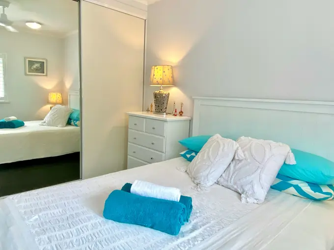 $6.5m Margot Robbie House: Inside Margot Robbie and Tom Ackerley's Stunning Real Estate Portfolio - Celebrity Home - Homedecortoday global real estate portfolio