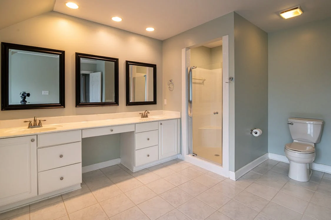 Bathroom with modern light fixtures and mirror lighting for a bright and stylish ambiance.
