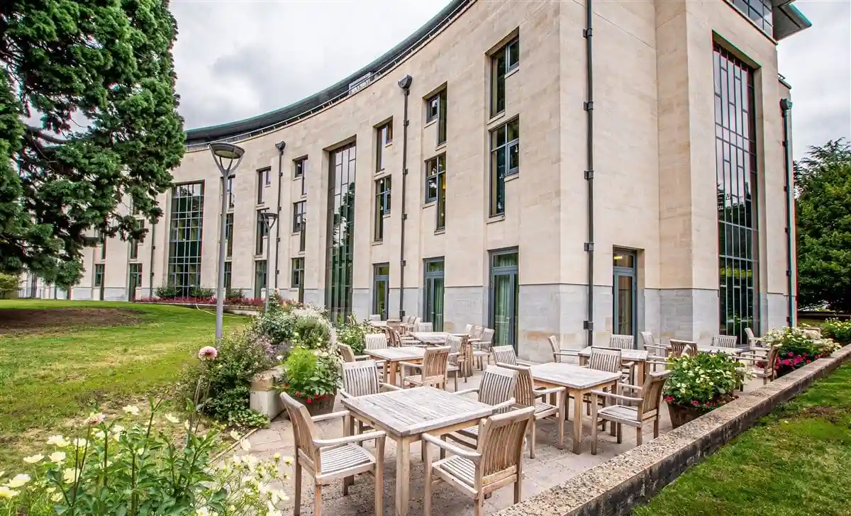Stephen Hawking House Cambridge: The Physicist's Historic Home and Legacy - Celebrity Home - Homedecortoday Image of , Celebrity Home, on Homedecortoday.